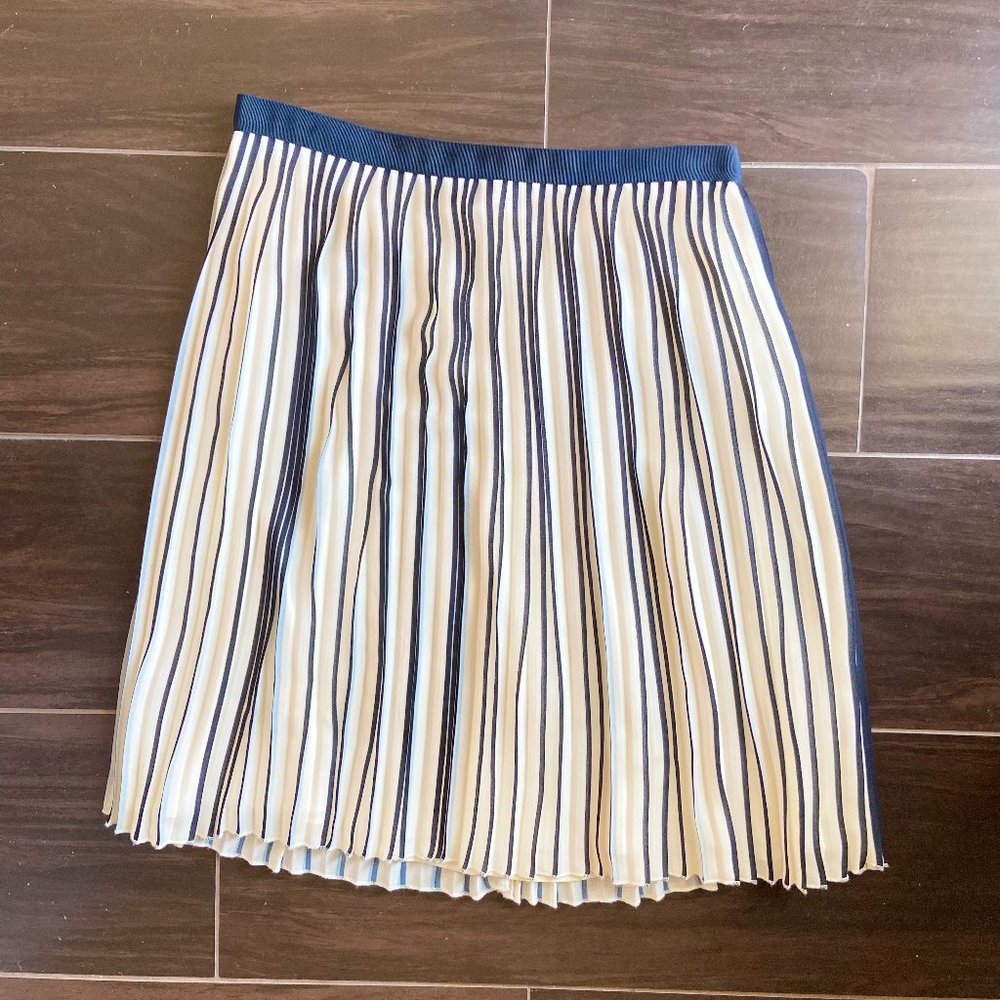 J Crew navy and ivory pleated chiffon skirt, Womens size 0, EUC